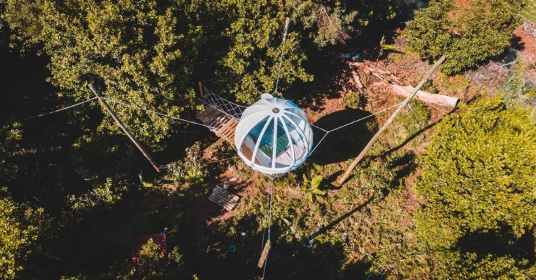 Já pode dormir numa incrível cúpula suspensa no ar por 80€ na Quinta do Abacate