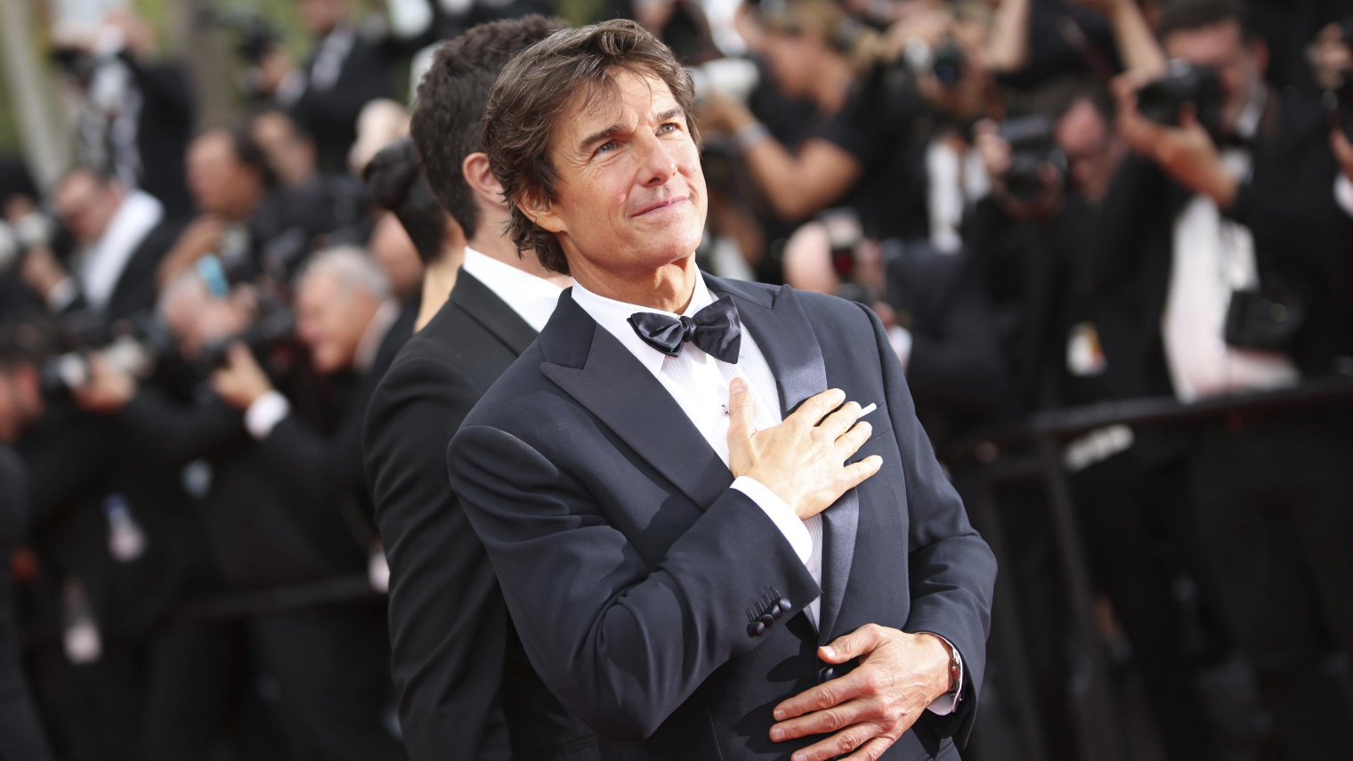 O ator de Hollywood Tom Cruise ainda tem o rosto inchado pelo que