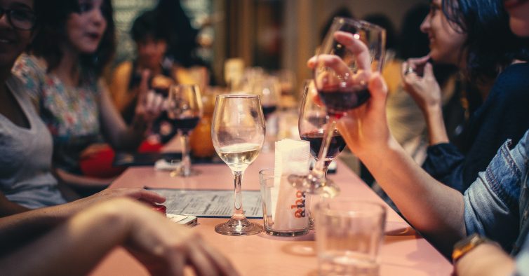 Universidade espanhola está à procura de voluntários para beberem vinho sem pagar