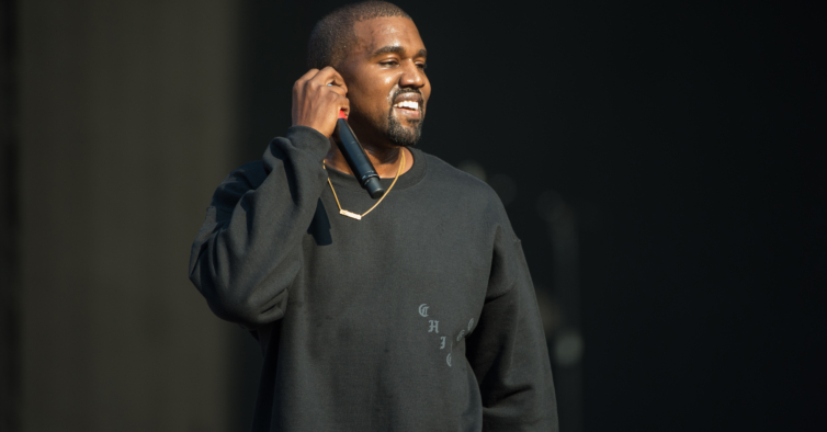 A nova coleção de roupa de Kanye West está exposta em sacos do lixo