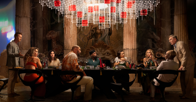 Here are the first images of the sequel to “Knives Out” (there is also a release date) – NiT 2