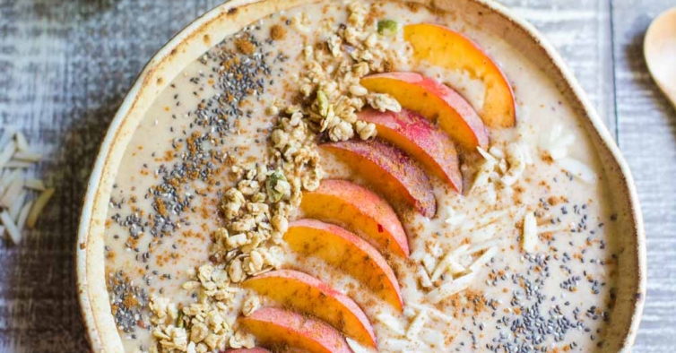 Smoothie bowl de pêssego e laranja