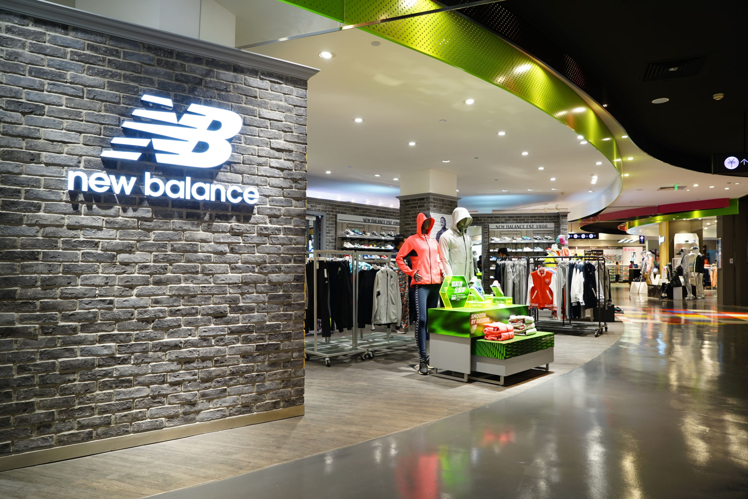 otoño Medio principal Lojas da New Balance regressaram a Portugal. A primeira já abriu no norte –  NiT