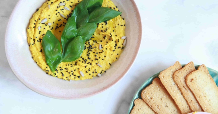 Húmus de grão e cenoura assados com curcuma