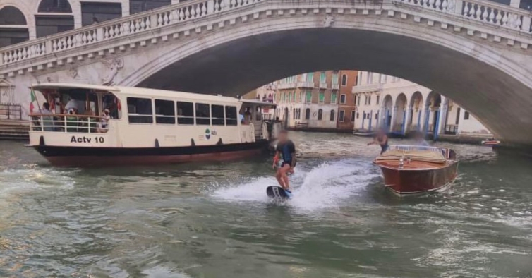 Insólito: turistas resolveram surfar no canal de Veneza. Agora vão pagar multa de 1.500€