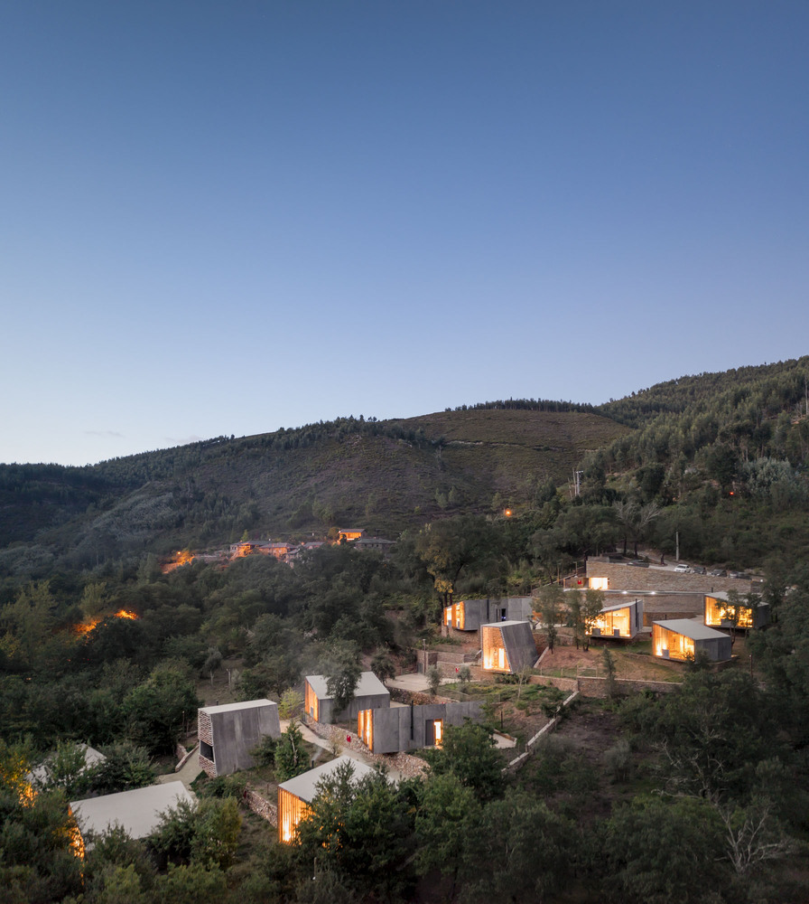 O inovador hotel com casas pré-fabricadas escondido numa floresta em Arouca  – NiT