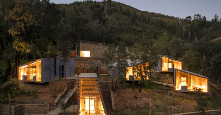 O inovador hotel com casas pré-fabricadas escondido numa floresta em Arouca  – NiT