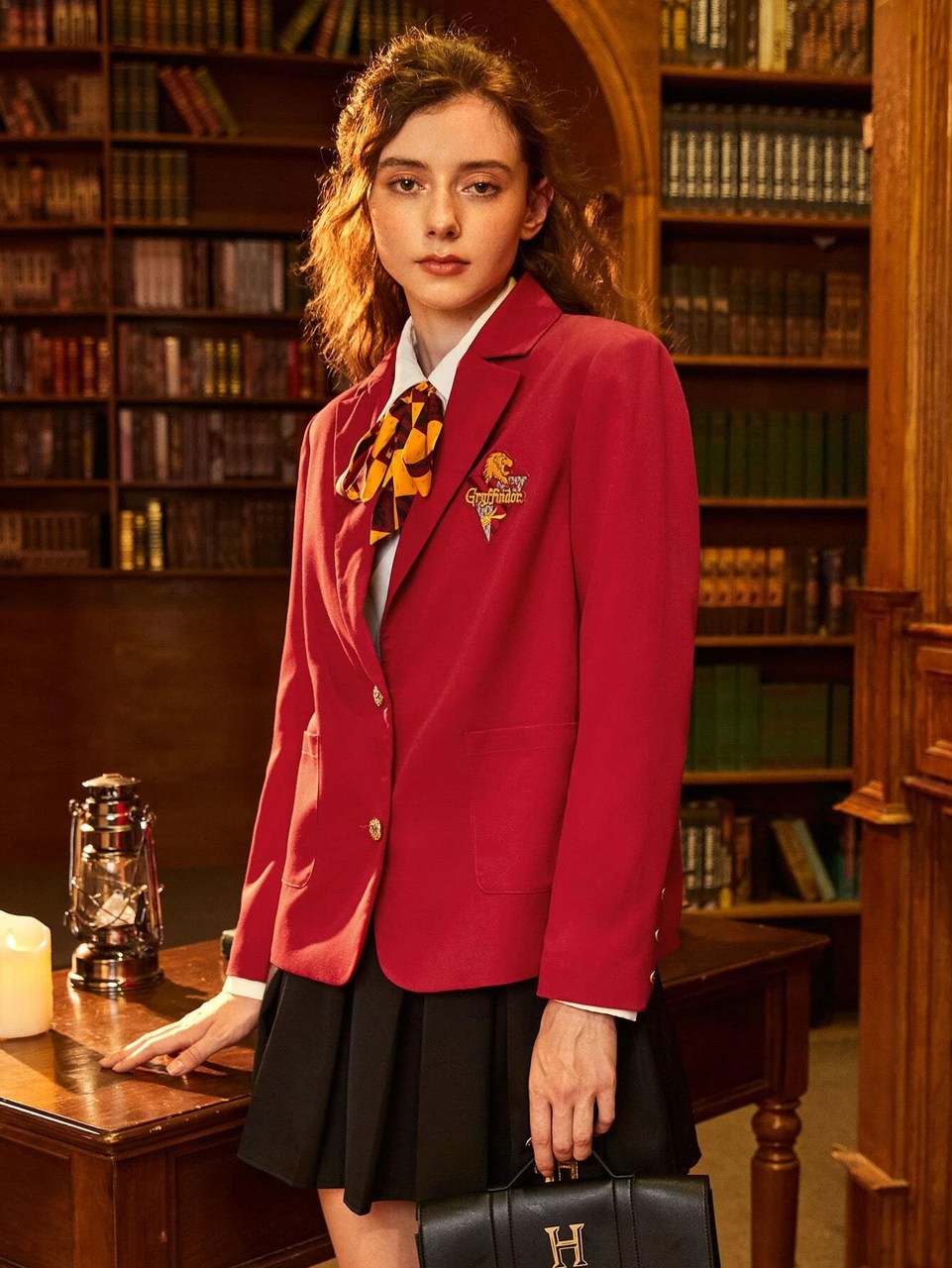 Foto: Look Grifinória? O xadrez fazia parte de vários looks nos filmes de Harry  Potter. Combine uma saia com um blazer para um efeito mais cool - Purepeople