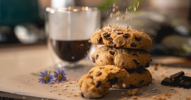 As cookies de chocolate que se preparam em 3 minutos no microondas
