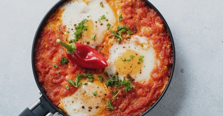 Ovos com tomate: o prato de comida de conforto (saudável e barato) que se faz em minutos