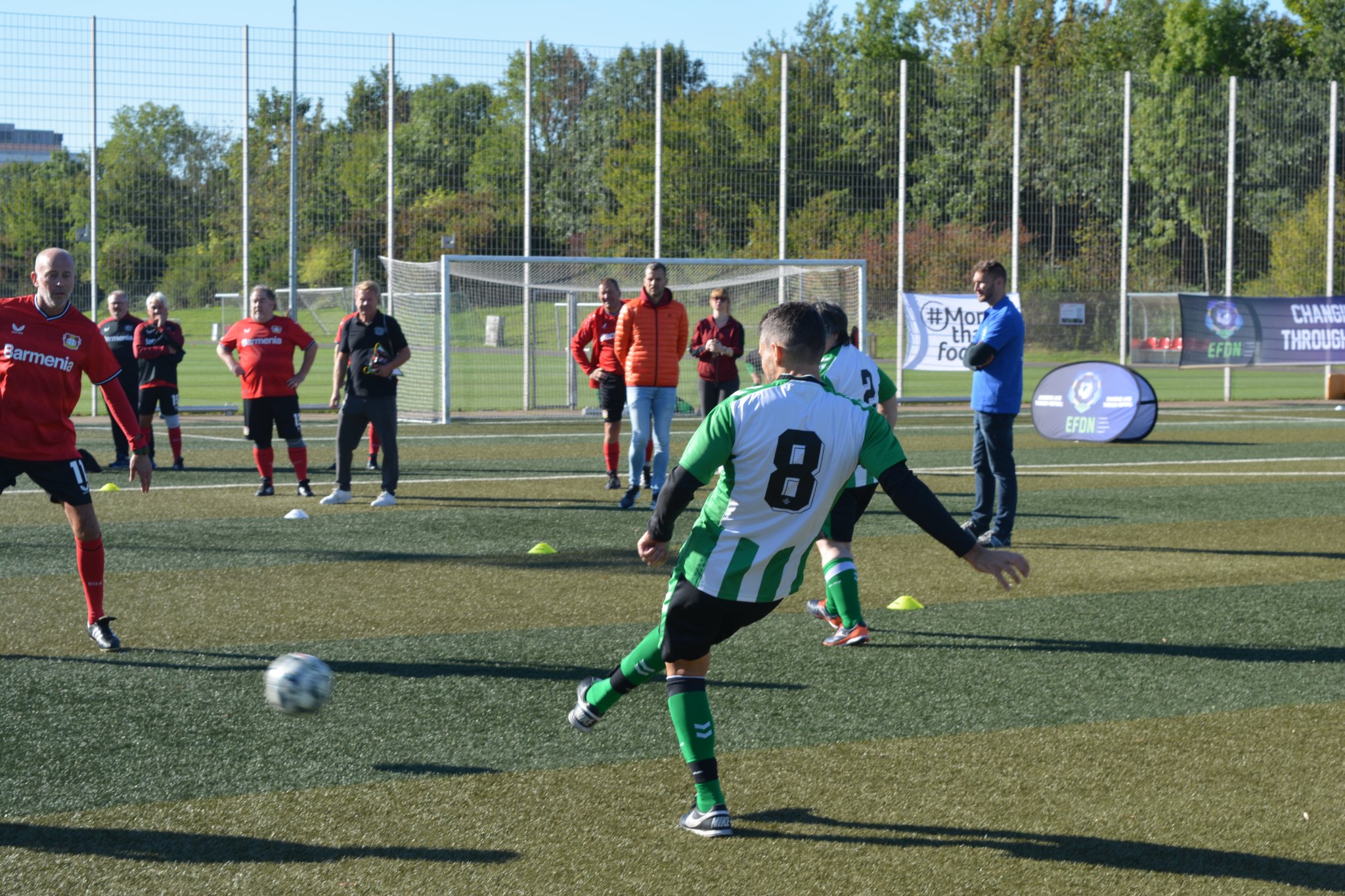 Jogar futebol com pistola na cintura, Esportes