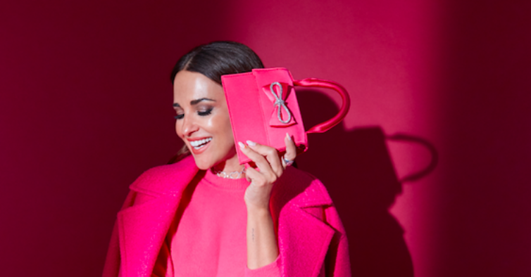 O sobretudo rosa vibrante favorito da influencer Paula Echevarría custa 40€ na Primark