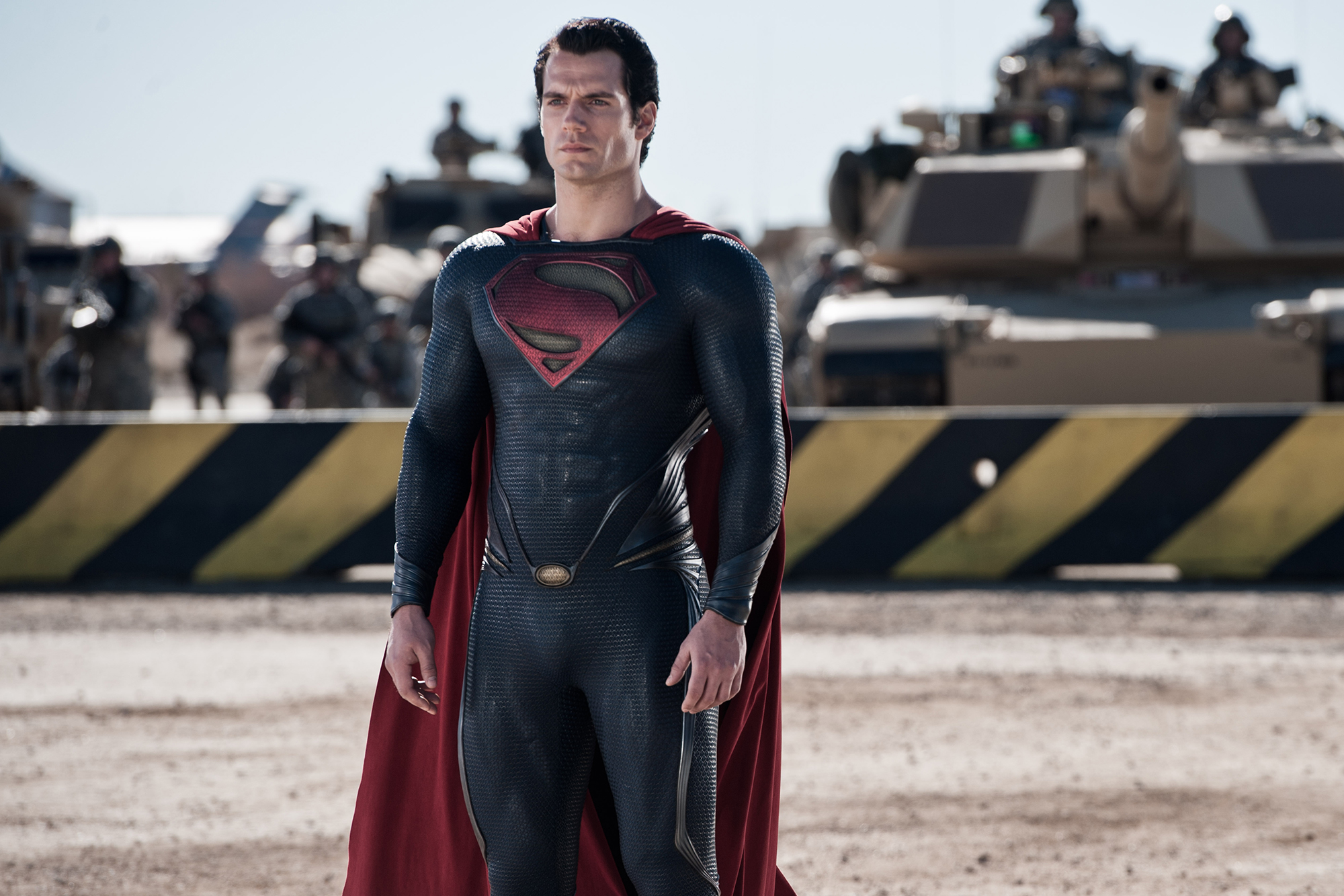 Henry Cavill retornará como Superman em múltiplos filmes da DC