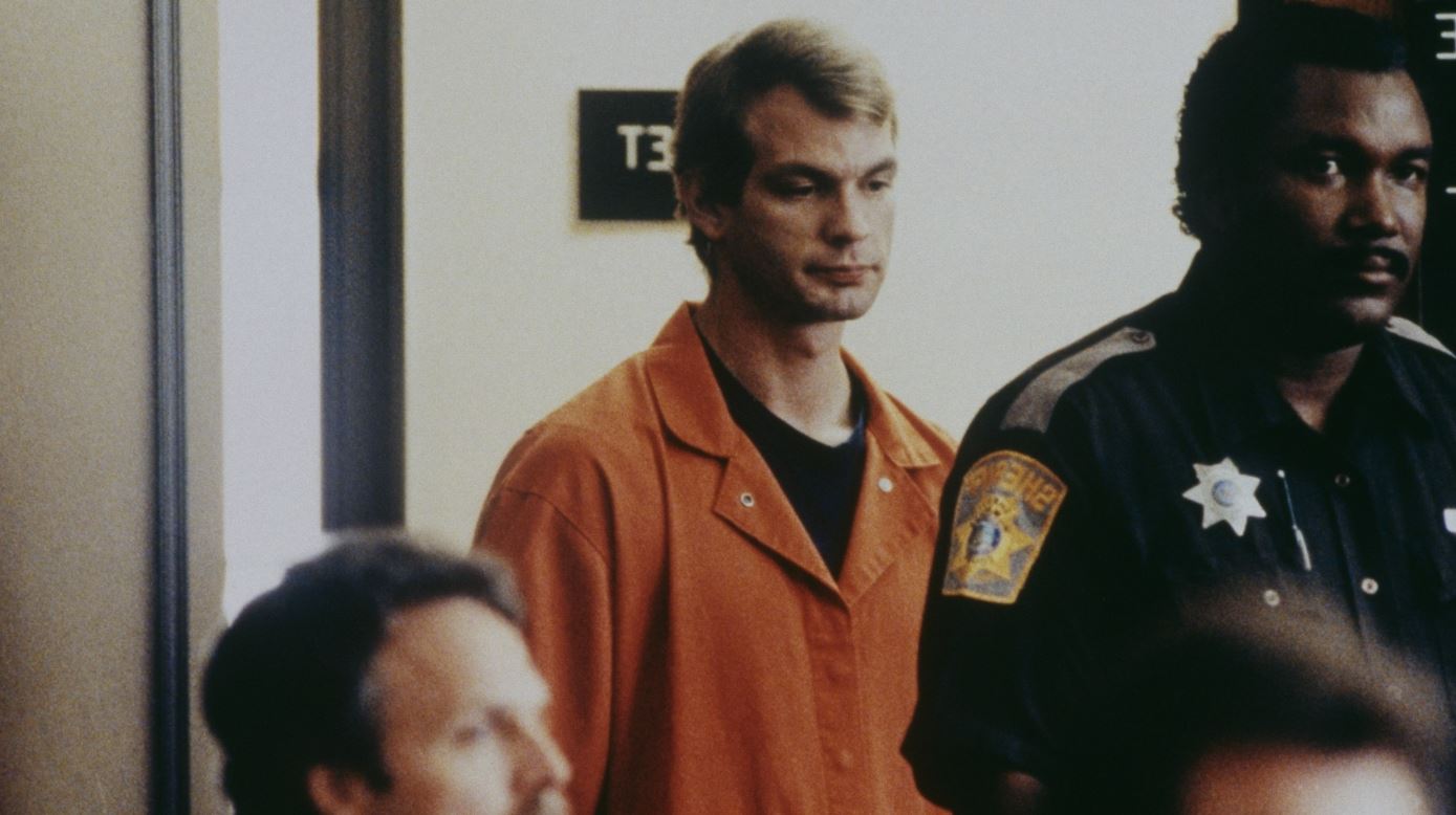 Pai de Jeffrey Dahmer estuda processar Netflix por séries sobre o