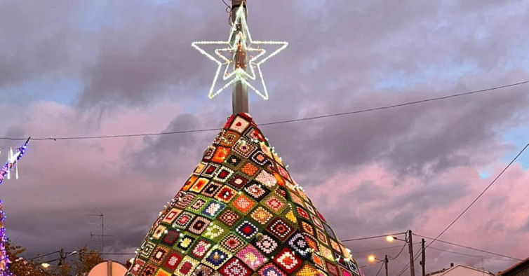 A maior árvore de Natal do mundo em crochê está a ser tricotada em Loures –  NiT