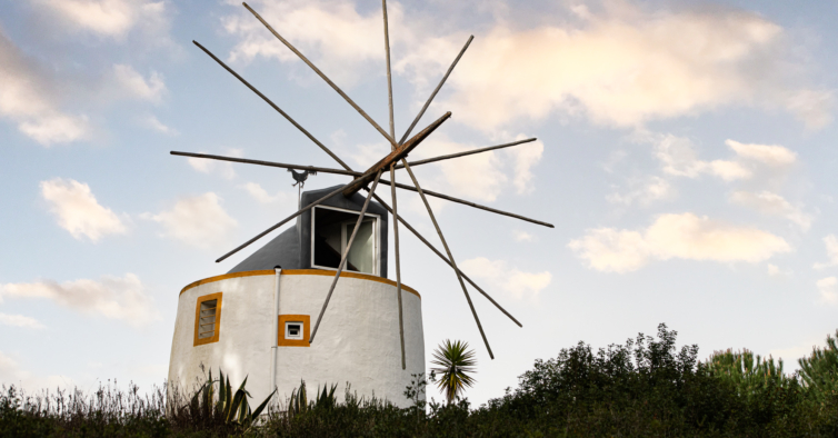 Esqueça os hotéis. Pode dormir neste moinho de vento por apenas 54€ – NiT