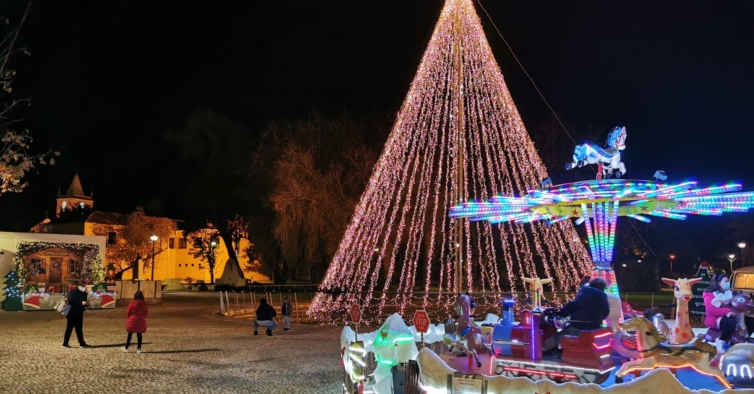 Mira recebe Pai Natal com árvore de luz, mercadinho e carrossel grátis para os miúdos