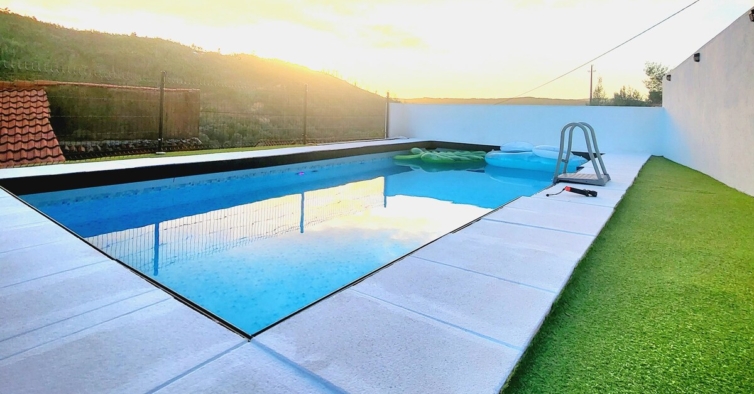 O novo alojamento de Góis tem vista para o Cerro da Candosa e esta magnífica piscina