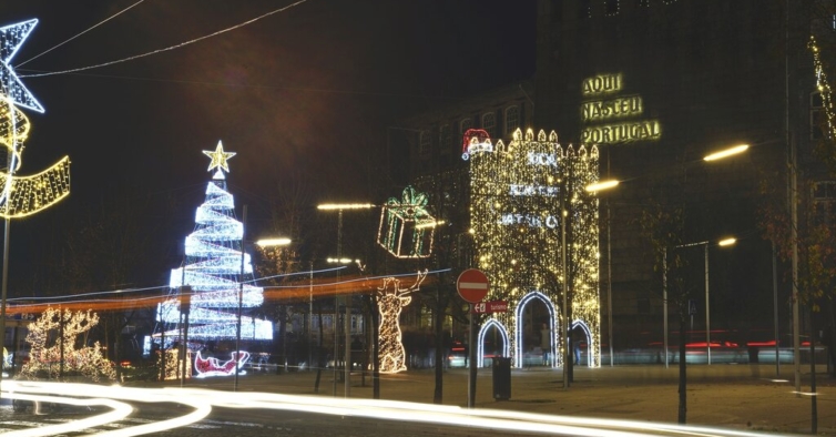 Guimarães vai ter uma árvore de Natal com código de cores para pessoas daltónicas – NiT Guimarães vai ter uma árvore de Natal com código de cores para pessoas daltónicas – NiT