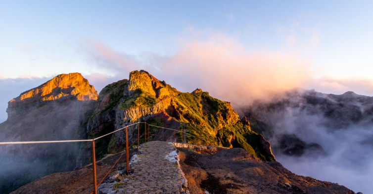 Esqueça a subida ao Pico do Arieiro: todos os percursos pedestres da Madeira estão encerrados