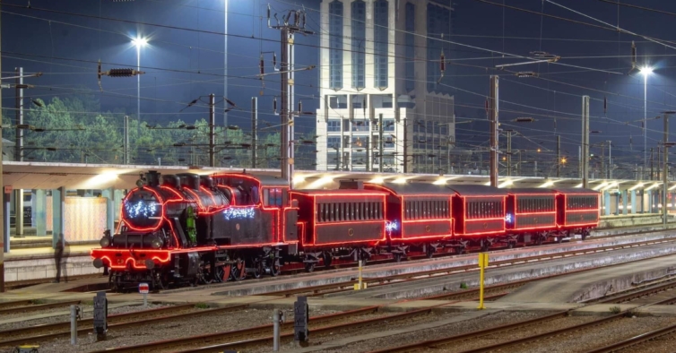 O histórico comboio a vapor do Porto vai viajar até à maior árvore de Natal do País