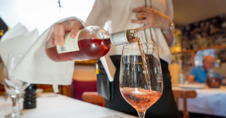 O hotel de luxo W Algarve vai ter uma masterclass vínica (com jantar incluído) por 65€