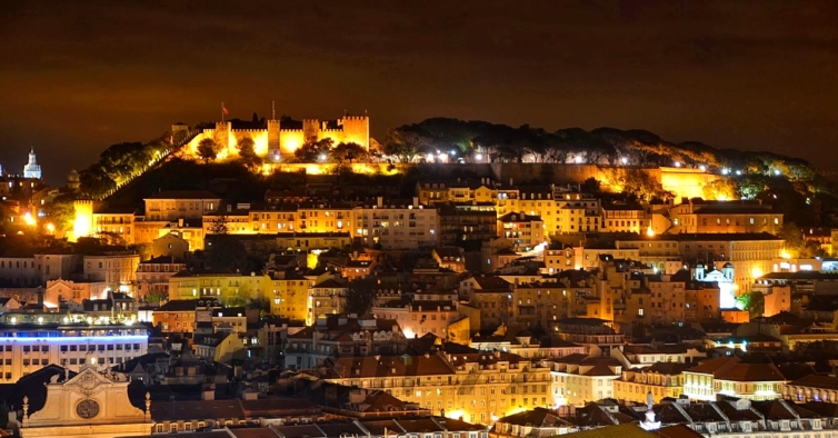 O passeio noturno que o leva a descobrir os crimes e escândalos históricos de Lisboa