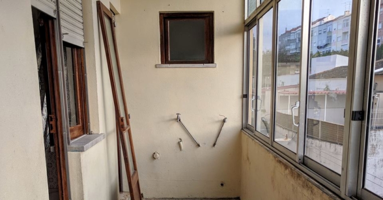 Antes e depois: o T3 degradado dos anos 70 virou um apartamento cool e moderno