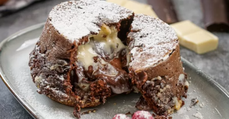 O lava cake “com um irresistível centro de chocolate quente” (não parece, mas é fit)
