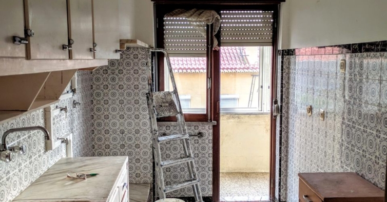 Antes e depois: o T3 degradado dos anos 70 virou um apartamento cool e moderno