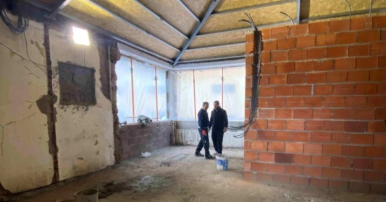 Era uma casa abandonada de 1950. Agora é um refúgio moderno com pé-direito de 5 metros