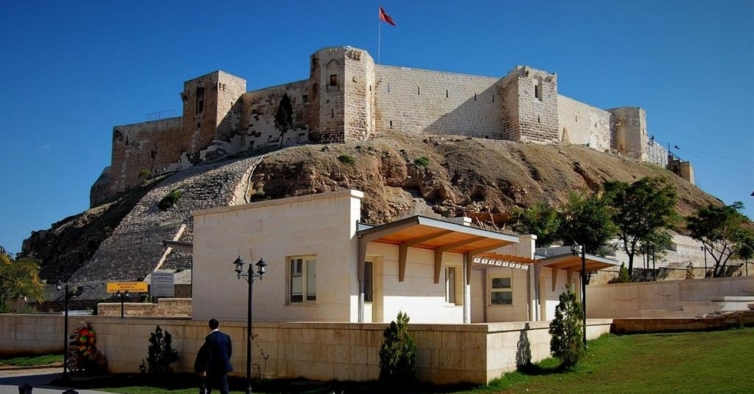 O impressionante antes e depois do castelo com mais de 2 mil anos que desabou na Turquia