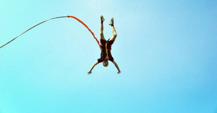 Um pesadelo tornado realidade: turista saltou em bungee jumping e o elástico partiu-se