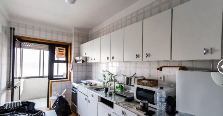O apartamento claustrofóbico no Porto onde foi preciso “arranjar o espaço que não havia”