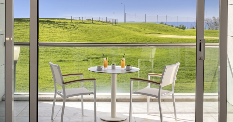 No novo hotel da Caparica os quartos têm vista para o mar e não há horas para jantar