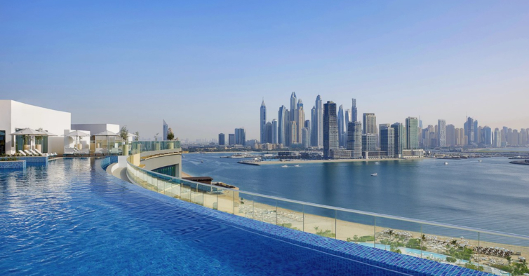 A piscina infinita do novo hotel do Dubai fica no rooftop e tem 45 metros de comprimento