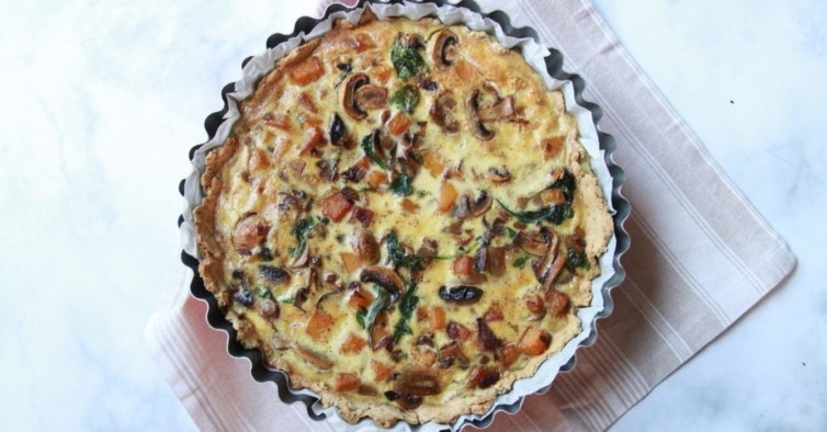 Quiche de abóbora, cogumelos e espinafres