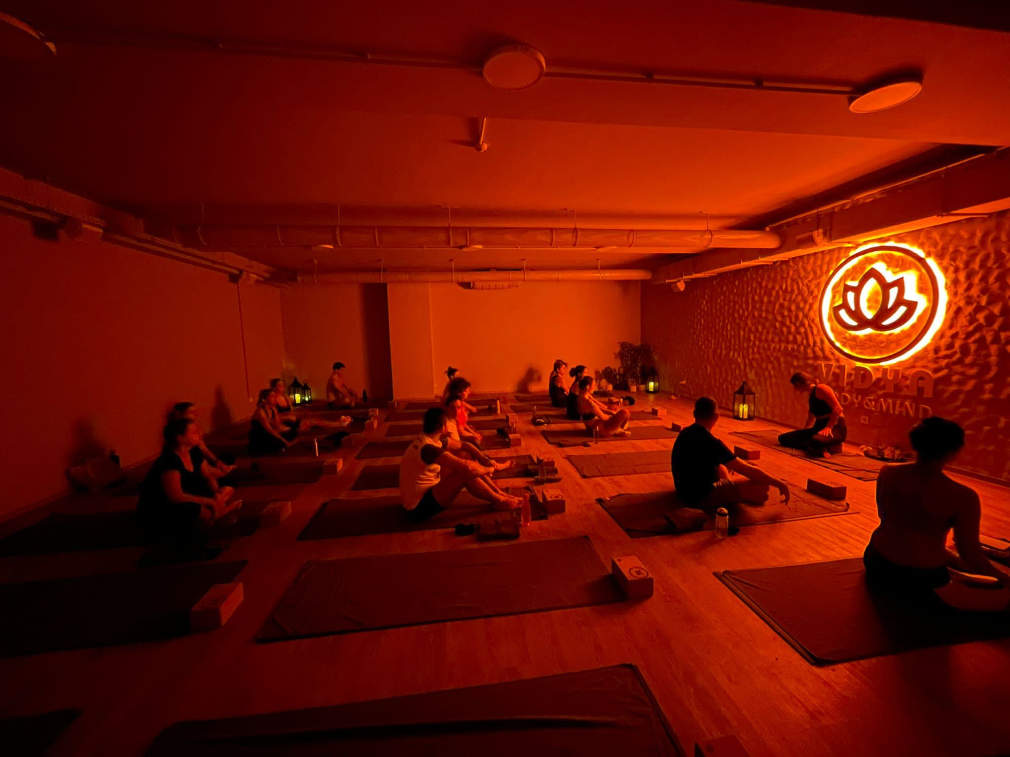 Vidya Studio: o novo estúdio em Lisboa onde pode praticar ioga numa sala a  42 graus – NiT
