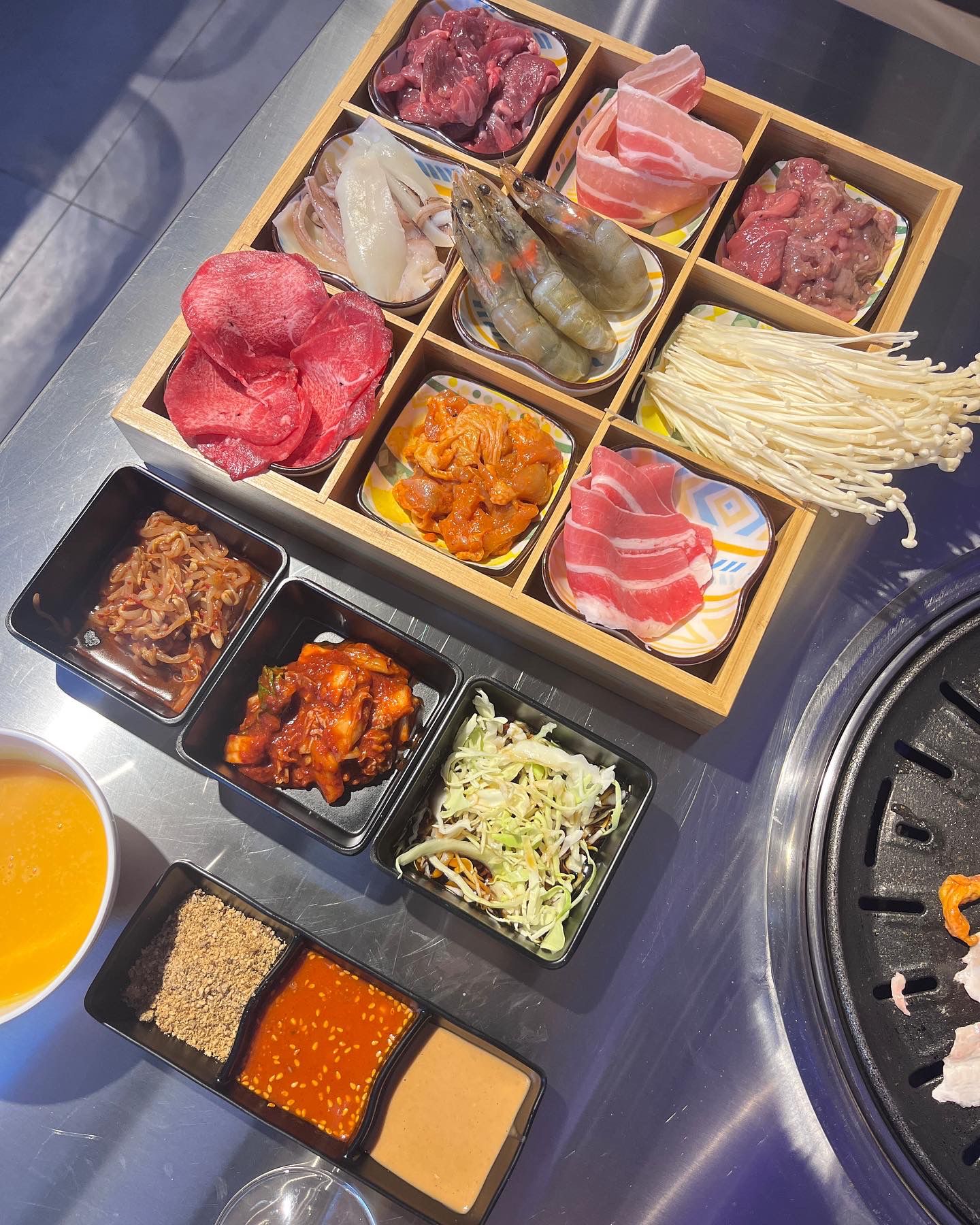 Busan Table o novo restaurante coreano de Lisboa tem uma roda gigante com comida