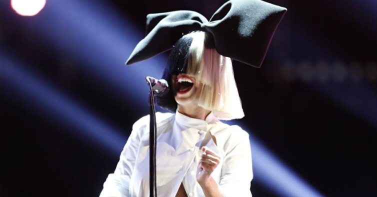 Aos 47 anos, cantora Sia revela que está no espetro do autismo