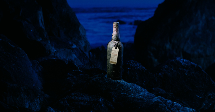 A nova garrafa de vinho do Porto estagiou no mar. Custa 1.000€