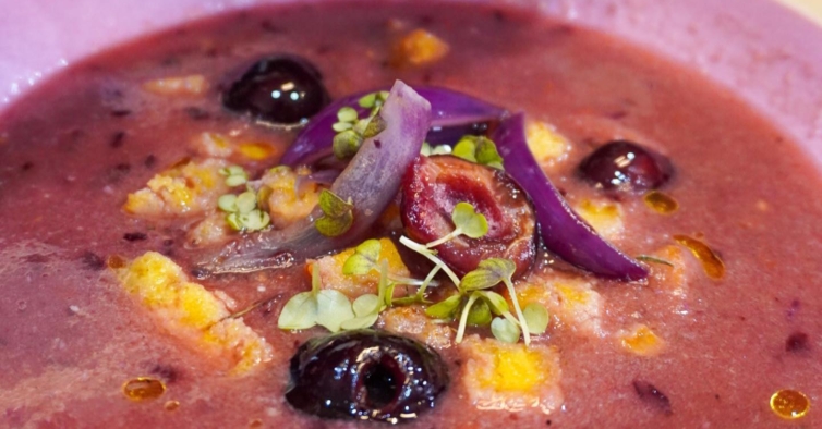 A sopa fria perfeita para o verão faz-se em poucos minutos e leva cereja