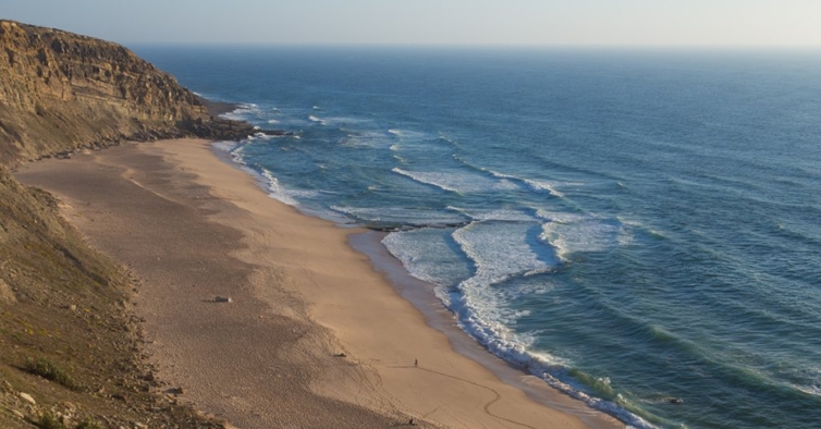A tranquila caminhada à beira-mar para enfrentar mais uma semana de trabalho