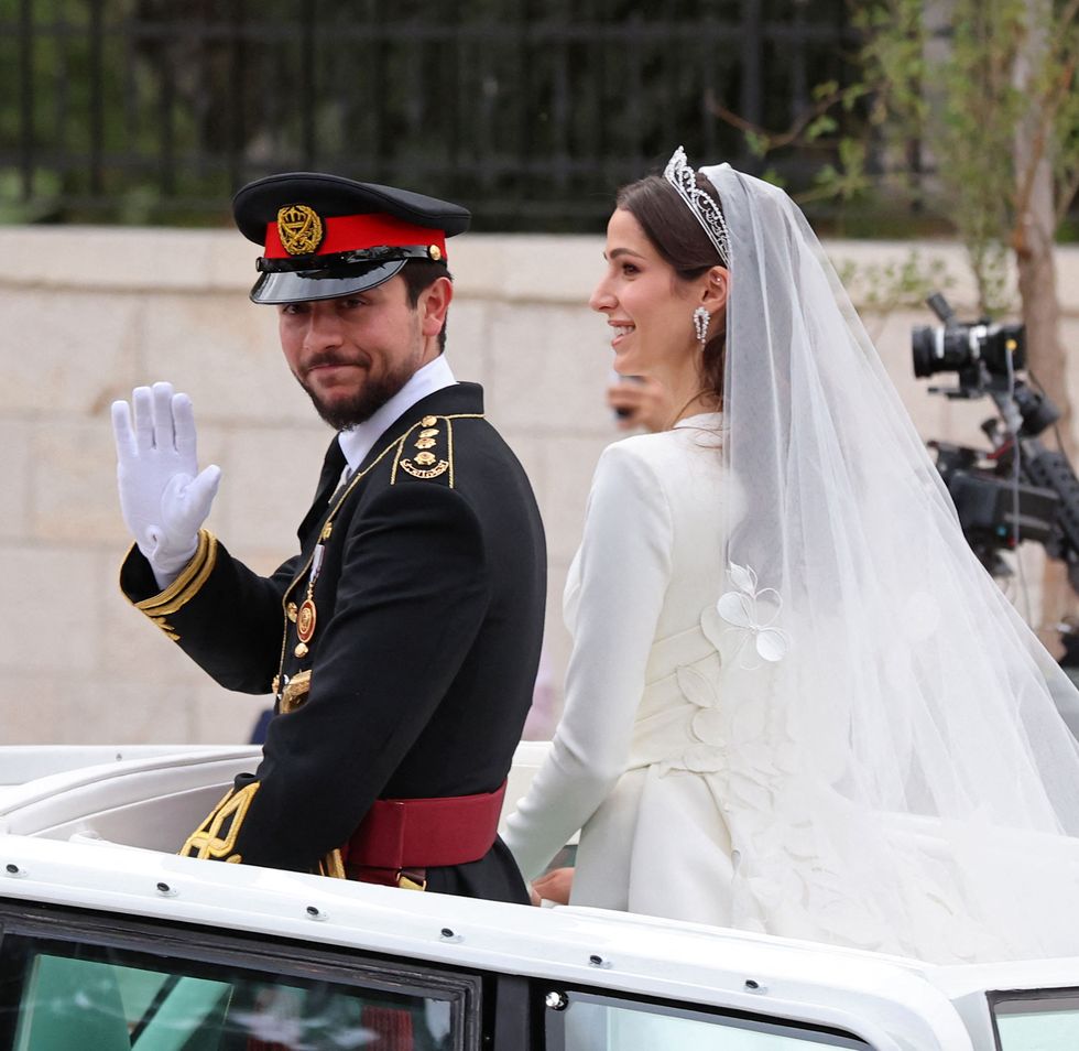 Os detalhes do vestido de noiva luxuoso da princesa da Jordânia; veja fotos  do casamento