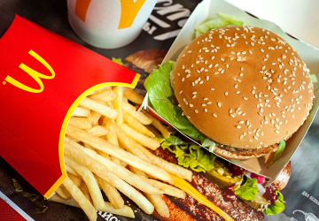 Novo hambúrguer da McDonald’s traz um ovo Benedict “a cavalo”