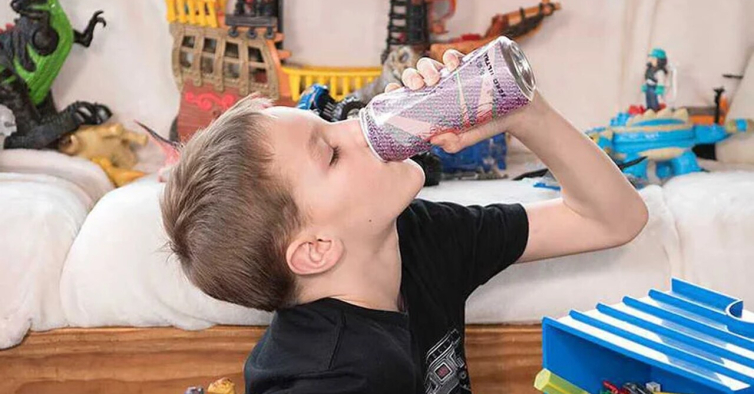 Colecionar latas de bebidas energéticas: nova moda está a deixar os miúdos viciados