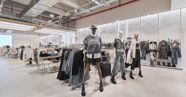 Já abriu a nova Stradivarius do Colombo, com caixas self-checkout
