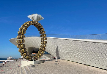 Anel de noivado gigante no MAAT assinala nova exposição de Joana Vasconcelos