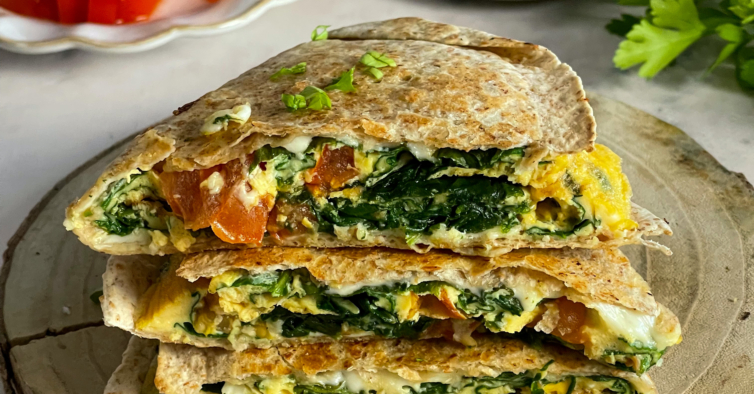 Quesadilla de ovo, espinafres e tomate