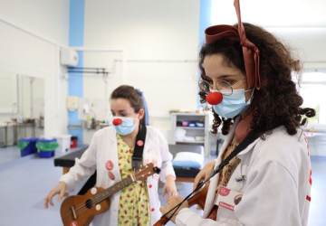 Os Palhaços d’Opital têm a receita para ajudar os idosos doentes: música e animação